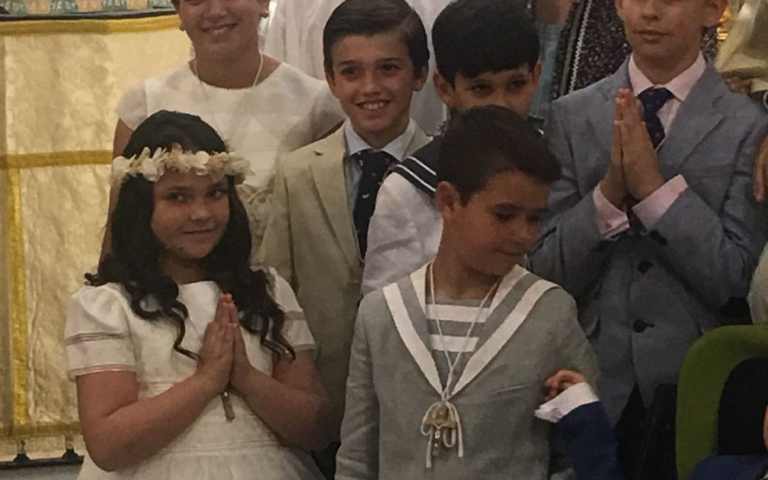 EL DÍA GRANDE DE NUESTROS HERMANOS MÁS PEQUEÑOS EN SU INICIACIÓN CRISTIANA.