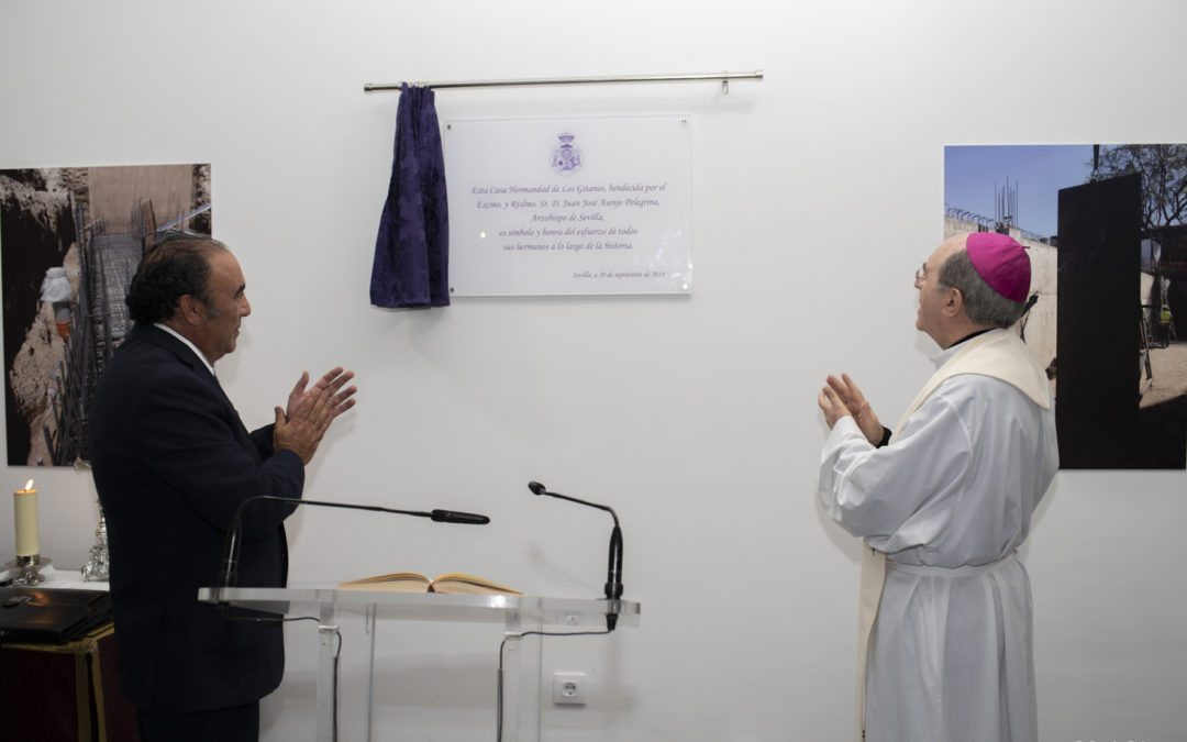 El Señor Arzobispo de Sevilla bendice la nueva Casa de Hermandad de Los Gitanos