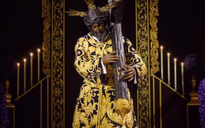 Túnica bordada para el Señor de la Salud y manto burdeos para la Virgen de las Angustias