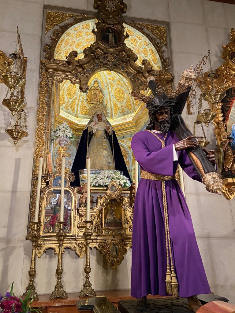 El Señor de la Salud y la Virgen de las Angustias visten de morado, el color de las rogativas - Hermandad de los gitanos El Señor de la Salud y la Virgen de las Angustias visten de morado, el color de las rogativas - Hermandad de los gitanos