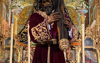 El Señor de la Salud con su túnica burdeos bordada