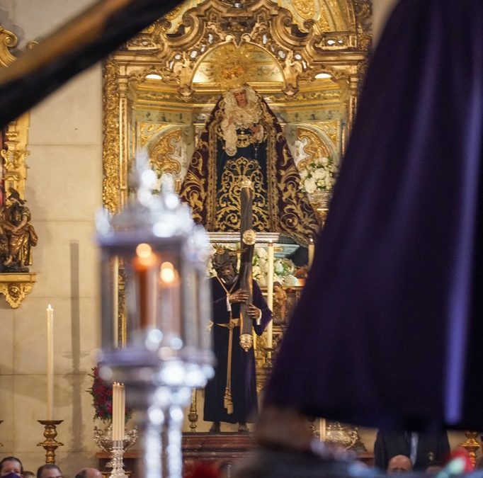 La Hermandad de Los Gitanos peregrina a la Parroquia de Santa Teresa para ganar el Jubileo del Gran Poder