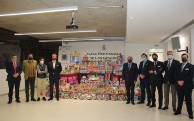 La Hermandad de Los Gitanos recibe juguetes y material escolar donado por la Asociación de Hosteleros de Sevilla