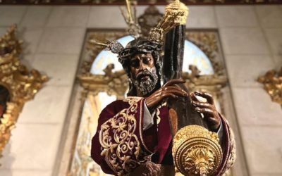 El Señor de la Salud con su túnica bordada burdeos
