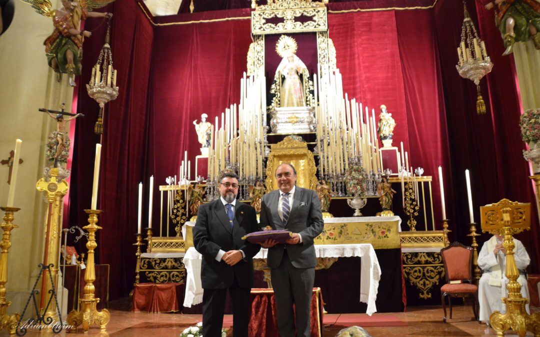 La Rosa de Pasión ya se encuentra a los pies de la Virgen de las Angustias, Patrona de los Donantes de Órganos de Sevilla