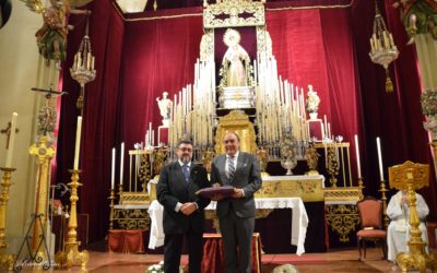 La Rosa de Pasión ya se encuentra a los pies de la Virgen de las Angustias, Patrona de los Donantes de Órganos de Sevilla