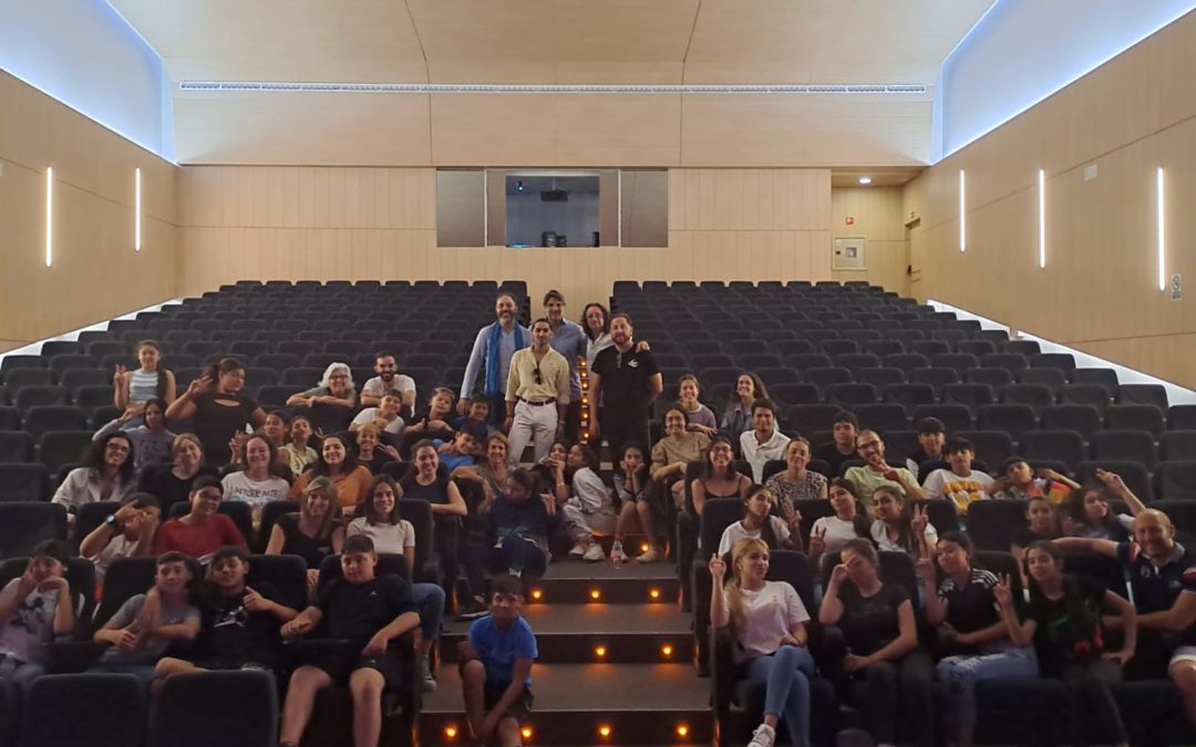 Menores del Proyecto de Mentoría e Intervención Familiar asisten a un acto cultural flamenco en el Polígono Sur