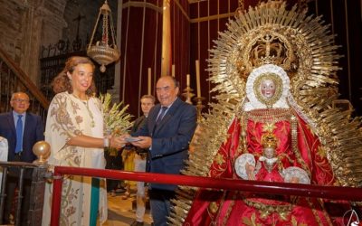 Nuestro Hermano Mayor entrega la Rosa de Pasión a la Virgen de Gracia de Carmona