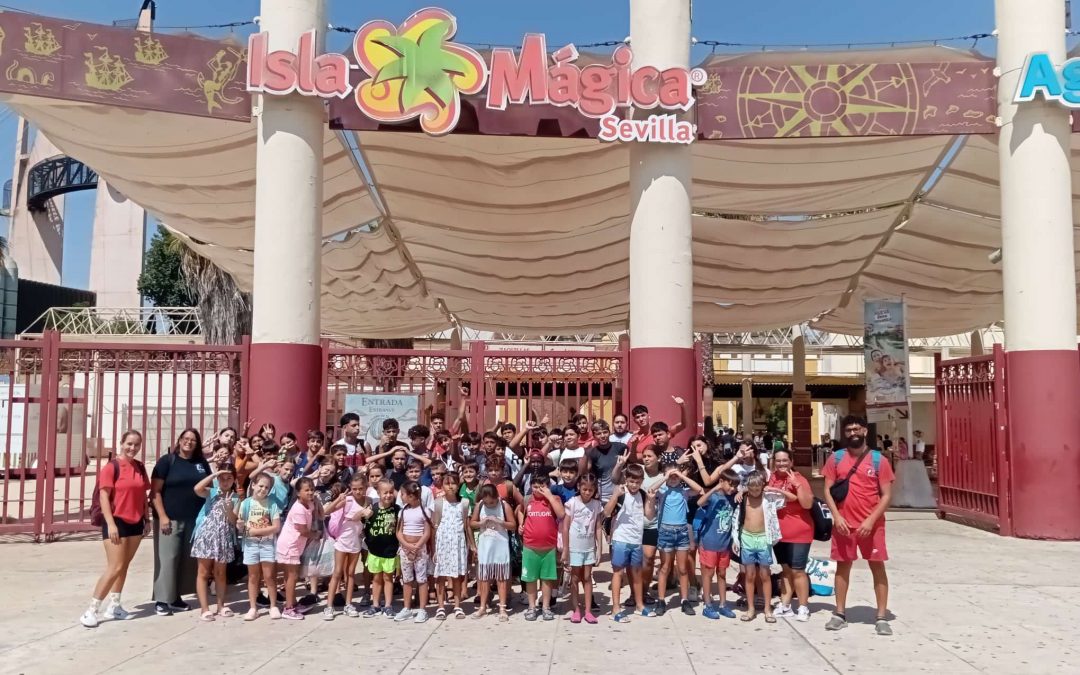 La Hermandad de Los Gitanos acompaña a los alumnos de la Escuela de Verano del Polígono Sur, a Isla Mágica