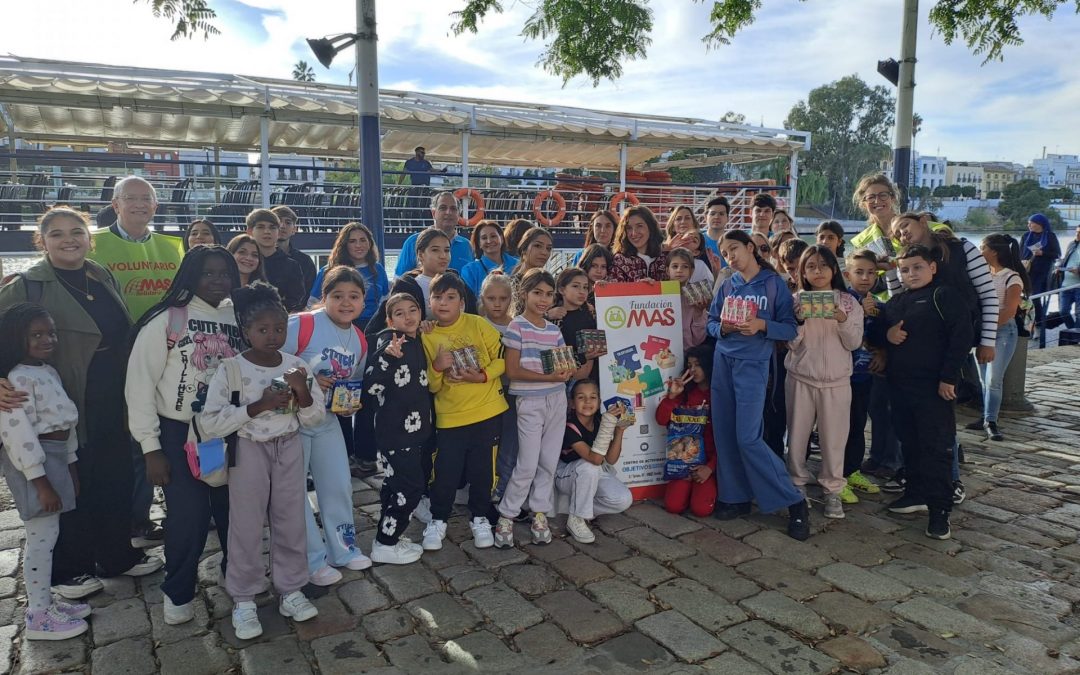 ACCIÓN SOCIAL | Usuarios del “Proyecto Cayetana” participan de una actividad extraescolar consistente en un crucero por el Guadalquivir
